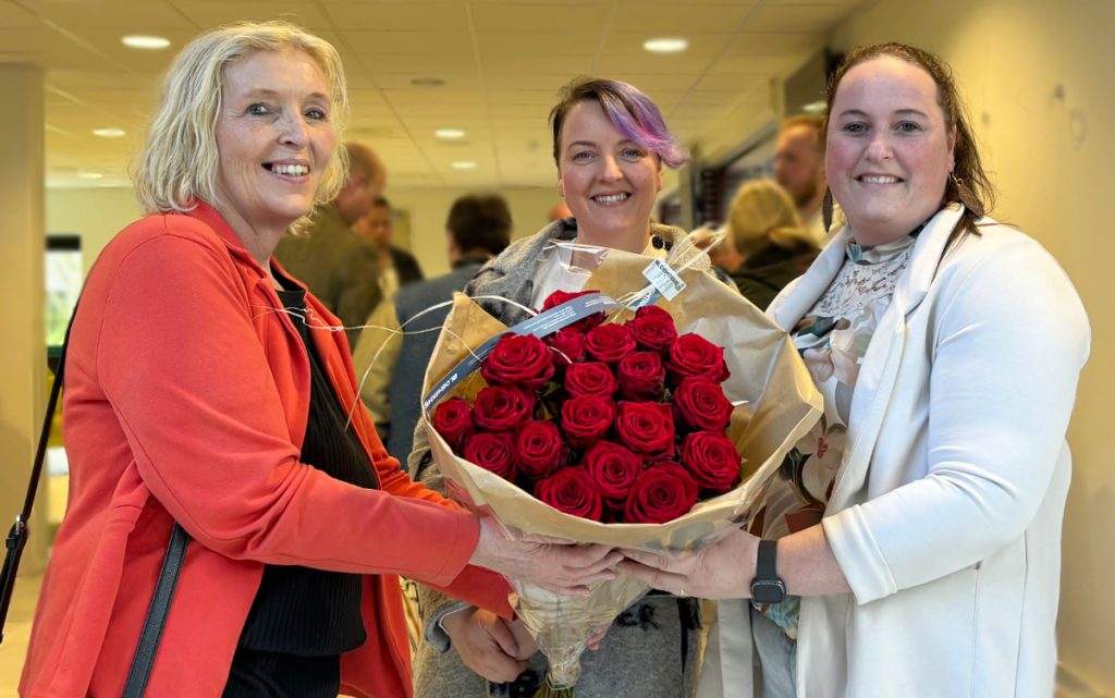 Gerda Postma reikt rozen uit aan de dochters van Joop Bekkema.